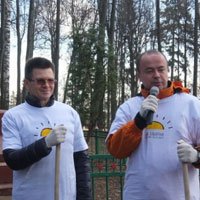Жители Букарева вместе с главой районной администрации Дунаевым убирали парк