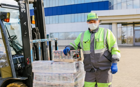 «Балтика» передаст 2000 бутылок лимонада волонтерам «Российского Красного Креста» и обеспечит их 4200 комплектами масок и перчаток – для безопасной доставки продуктов одиноким пожилым людям в Хабаровске